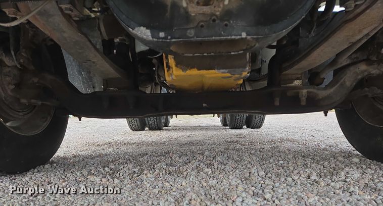 image for item DT4545 2001 Freightliner FLD112 semi truck