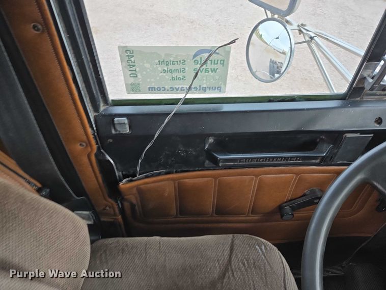 image for item DT4545 2001 Freightliner FLD112 semi truck