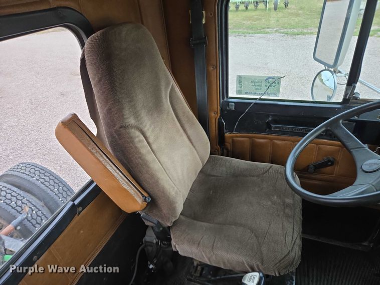 image for item DT4545 2001 Freightliner FLD112 semi truck