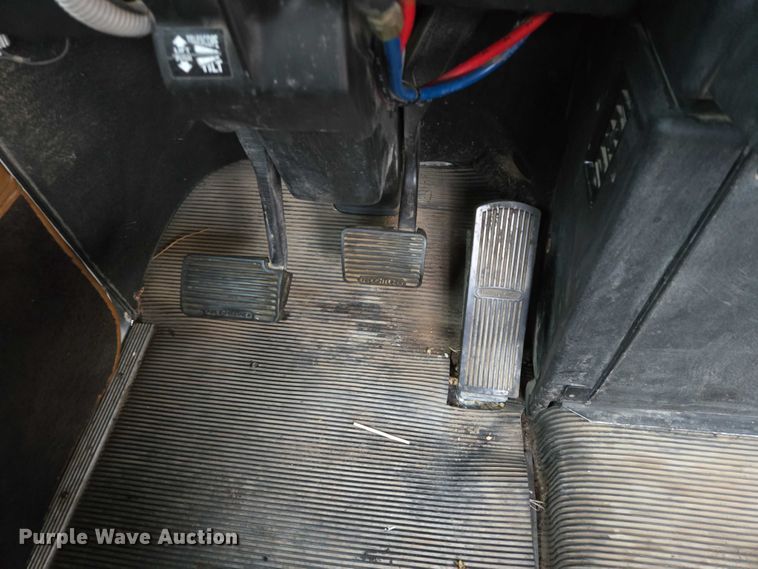 image for item DT4545 2001 Freightliner FLD112 semi truck