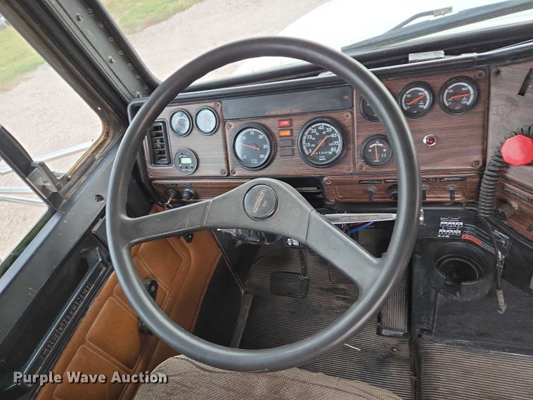 image for item DT4545 2001 Freightliner FLD112 semi truck