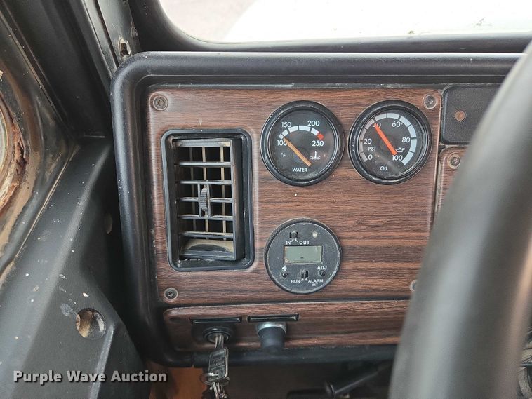 image for item DT4545 2001 Freightliner FLD112 semi truck