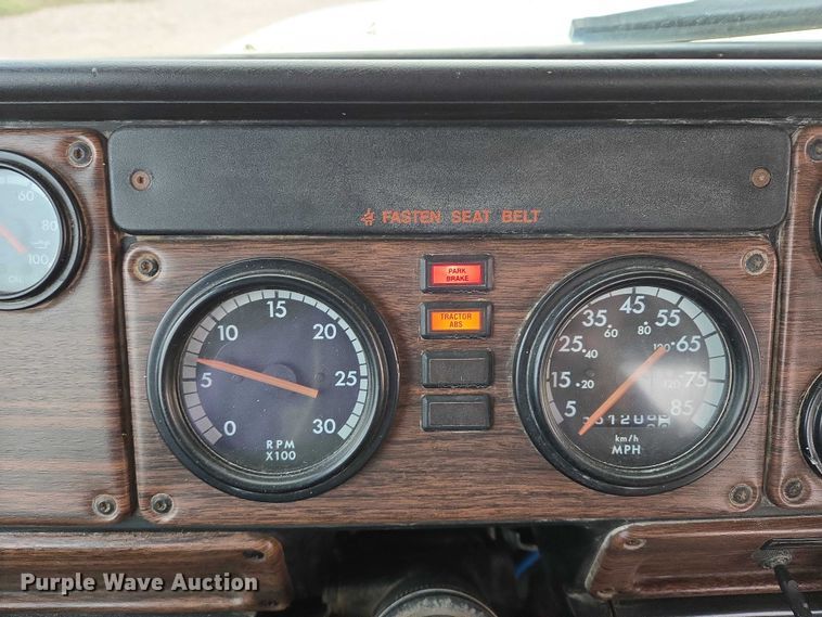 image for item DT4545 2001 Freightliner FLD112 semi truck