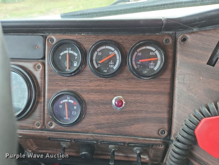 image for item DT4545 2001 Freightliner FLD112 semi truck