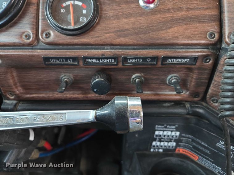 image for item DT4545 2001 Freightliner FLD112 semi truck