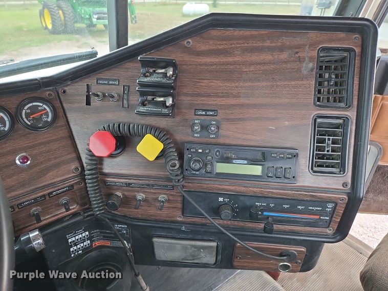 image for item DT4545 2001 Freightliner FLD112 semi truck