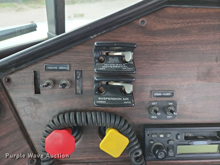 image for item DT4545 2001 Freightliner FLD112 semi truck