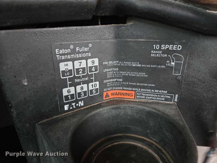 image for item DT4545 2001 Freightliner FLD112 semi truck