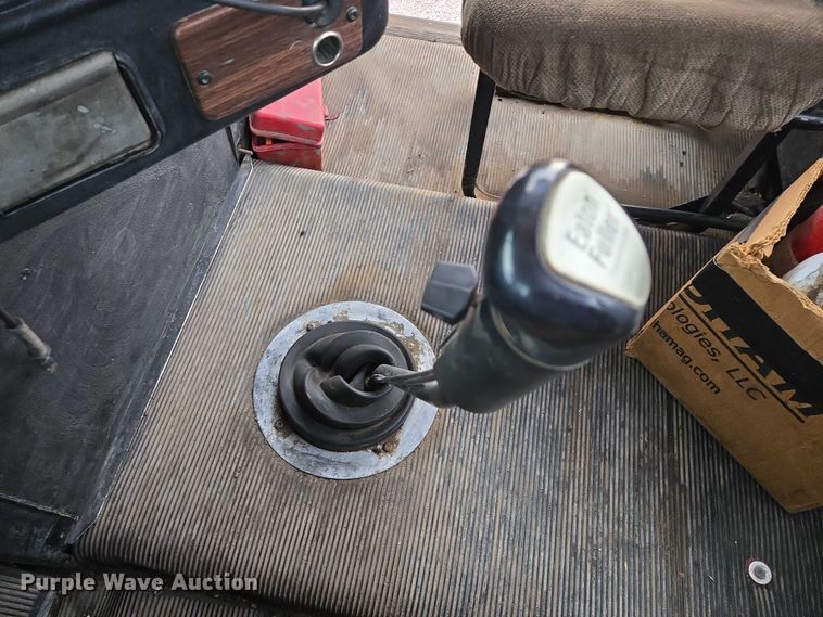 image for item DT4545 2001 Freightliner FLD112 semi truck