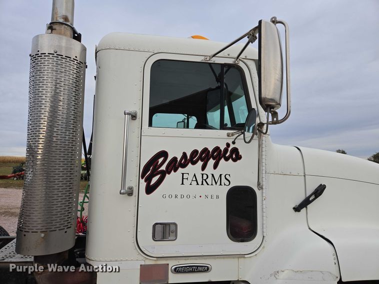 image for item DT4545 2001 Freightliner FLD112 semi truck