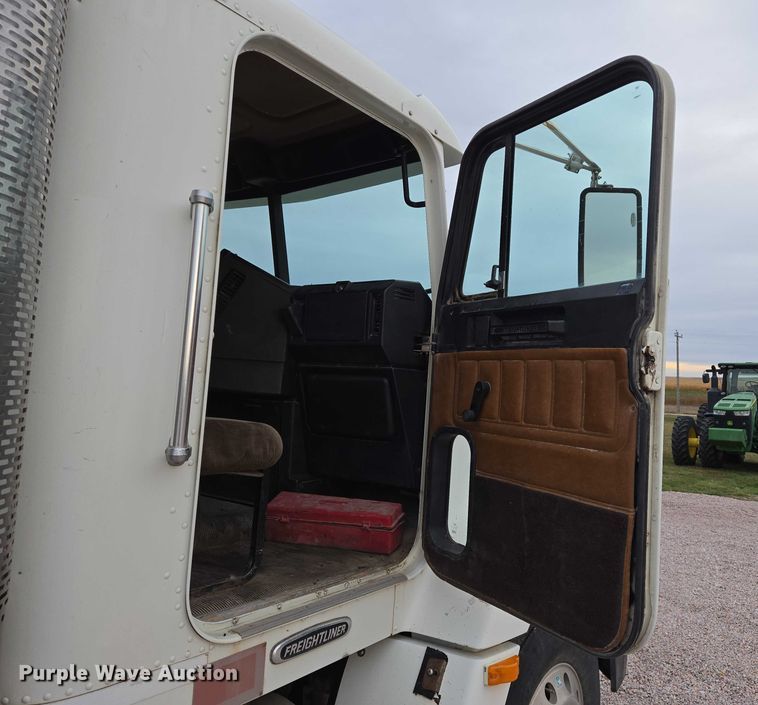 image for item DT4545 2001 Freightliner FLD112 semi truck