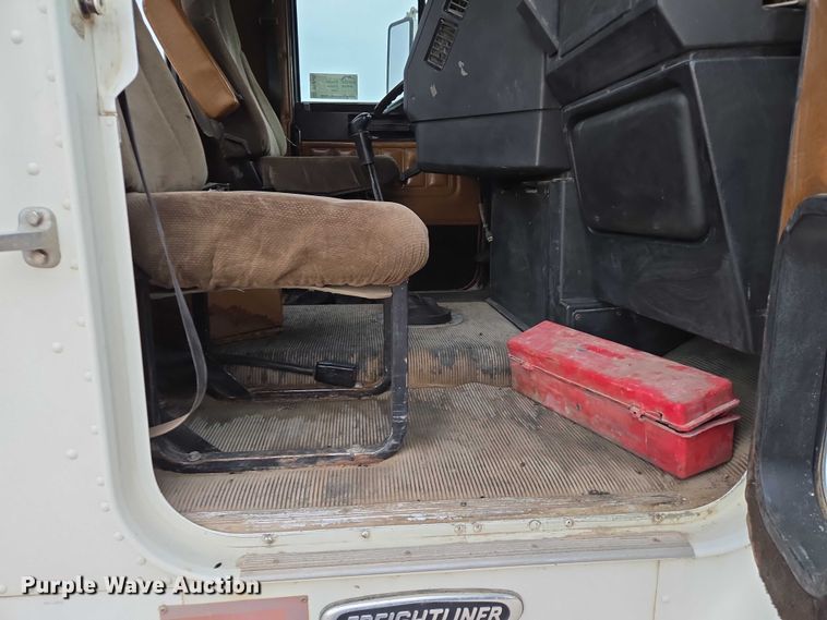 image for item DT4545 2001 Freightliner FLD112 semi truck