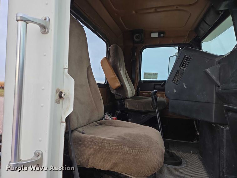 image for item DT4545 2001 Freightliner FLD112 semi truck