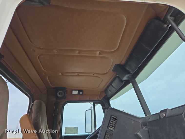 image for item DT4545 2001 Freightliner FLD112 semi truck