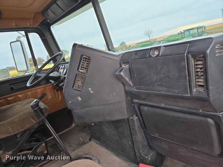 image for item DT4545 2001 Freightliner FLD112 semi truck