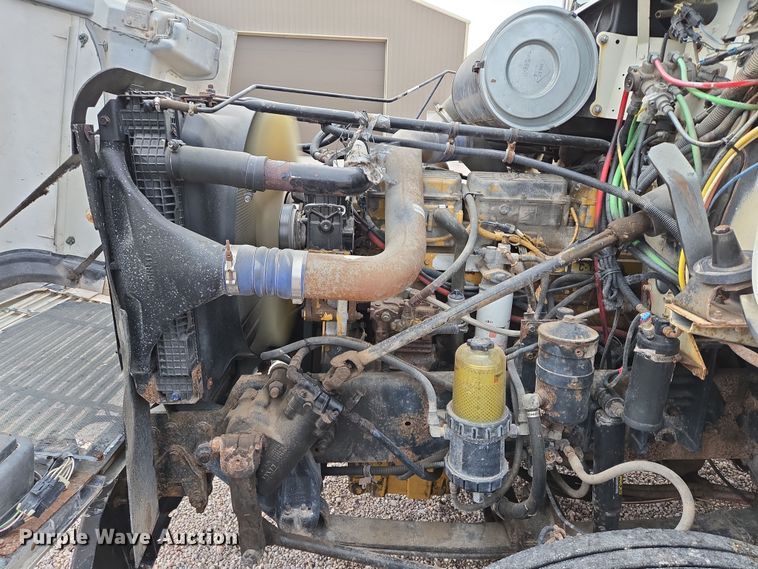 image for item DT4545 2001 Freightliner FLD112 semi truck