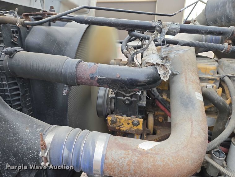 image for item DT4545 2001 Freightliner FLD112 semi truck