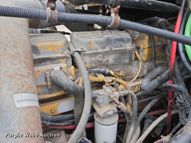 image for item DT4545 2001 Freightliner FLD112 semi truck