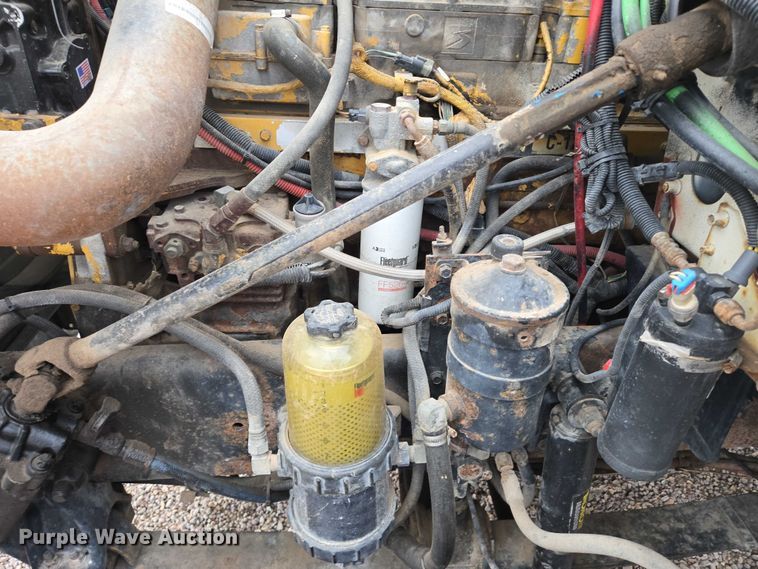 image for item DT4545 2001 Freightliner FLD112 semi truck