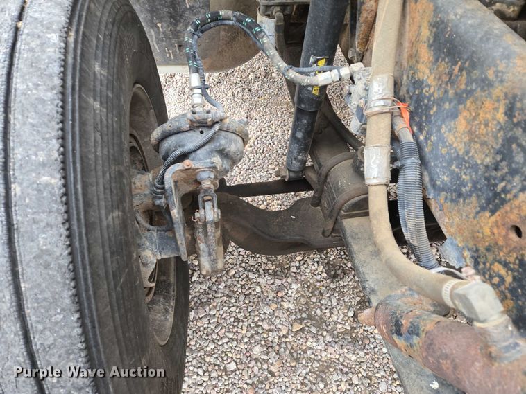 image for item DT4545 2001 Freightliner FLD112 semi truck