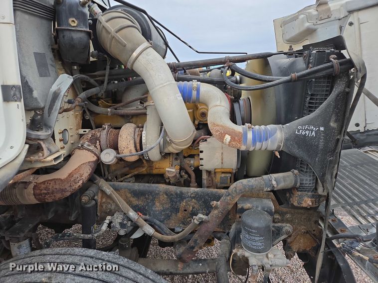 image for item DT4545 2001 Freightliner FLD112 semi truck