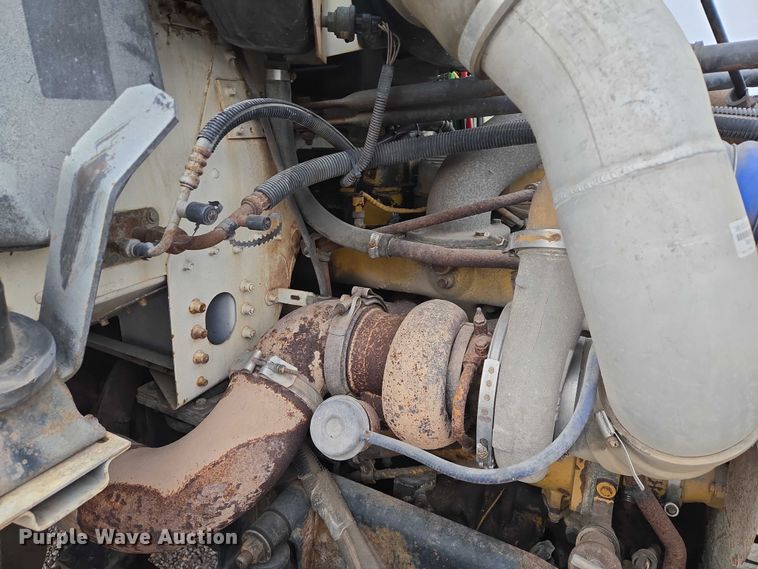 image for item DT4545 2001 Freightliner FLD112 semi truck