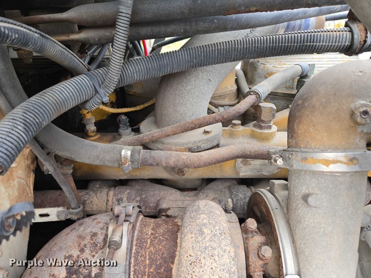 image for item DT4545 2001 Freightliner FLD112 semi truck