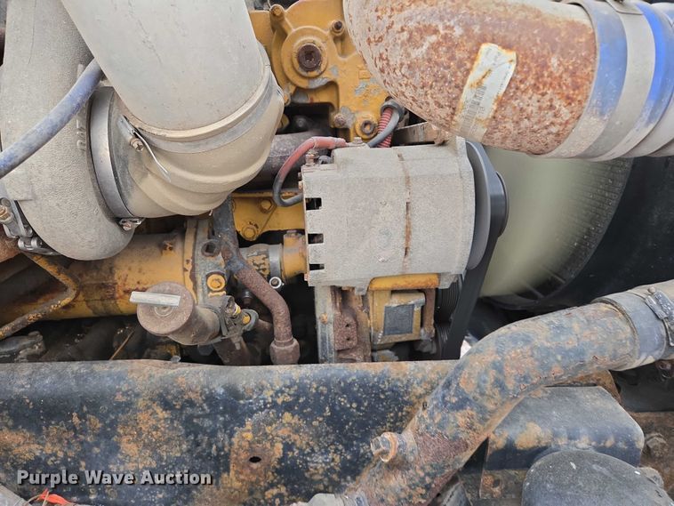 image for item DT4545 2001 Freightliner FLD112 semi truck