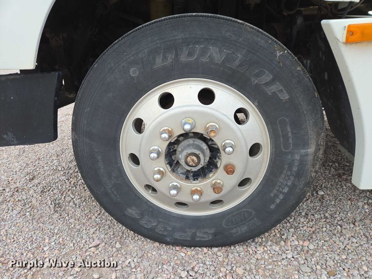 image for item DT4545 2001 Freightliner FLD112 semi truck