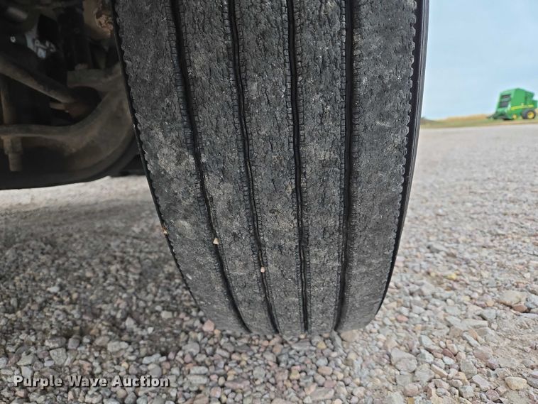 image for item DT4545 2001 Freightliner FLD112 semi truck