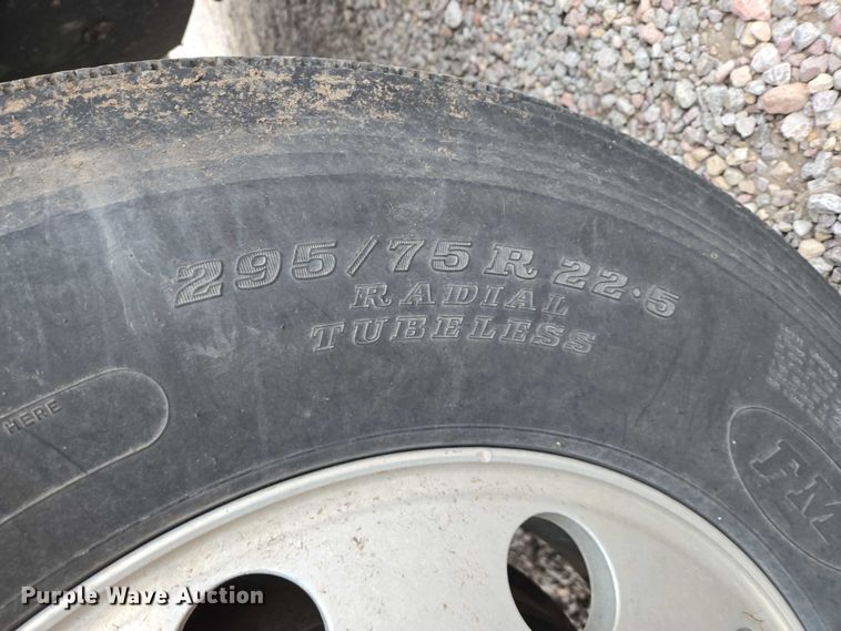 image for item DT4545 2001 Freightliner FLD112 semi truck