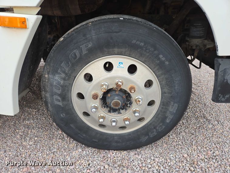 image for item DT4545 2001 Freightliner FLD112 semi truck