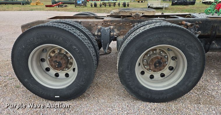 image for item DT4545 2001 Freightliner FLD112 semi truck