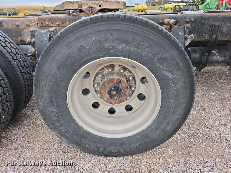 image for item DT4545 2001 Freightliner FLD112 semi truck