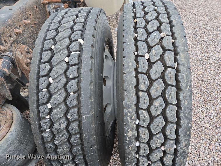 image for item DT4545 2001 Freightliner FLD112 semi truck