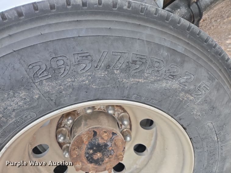 image for item DT4545 2001 Freightliner FLD112 semi truck