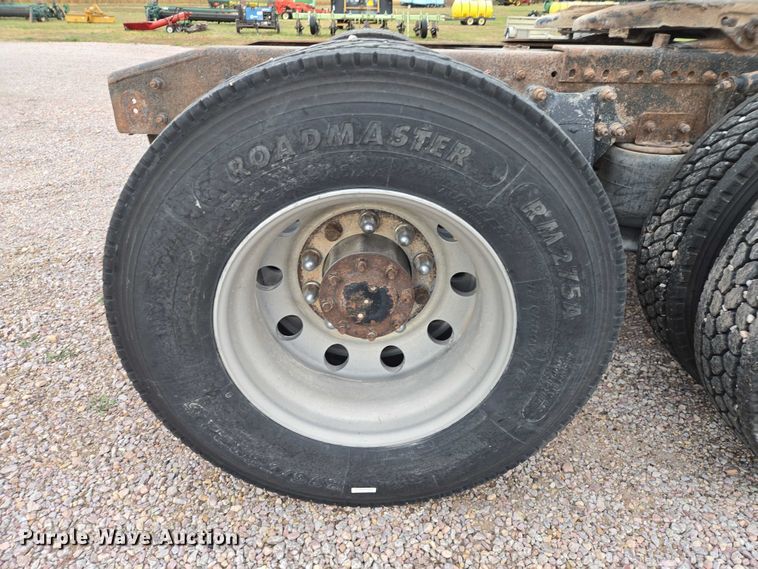 image for item DT4545 2001 Freightliner FLD112 semi truck