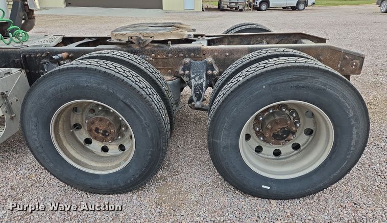 image for item DT4545 2001 Freightliner FLD112 semi truck