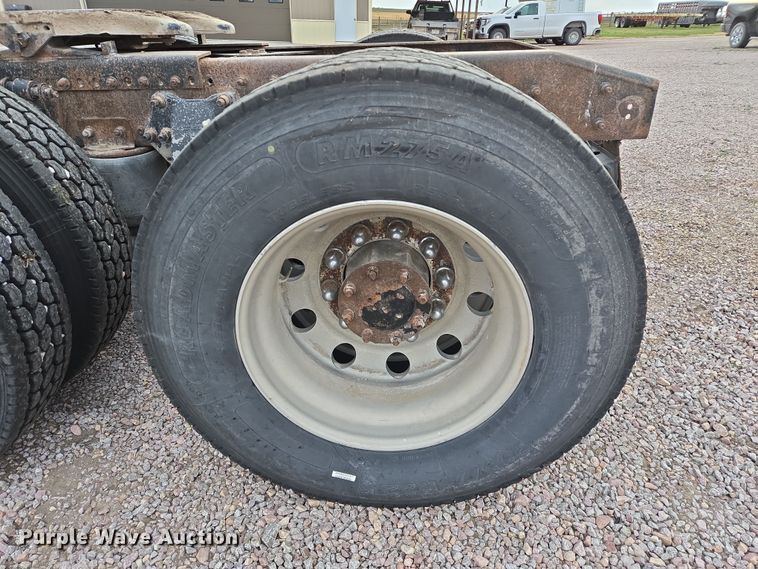 image for item DT4545 2001 Freightliner FLD112 semi truck