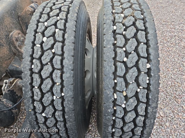 image for item DT4545 2001 Freightliner FLD112 semi truck