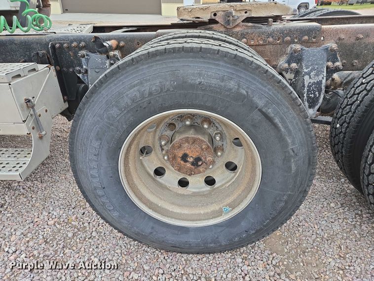 image for item DT4545 2001 Freightliner FLD112 semi truck