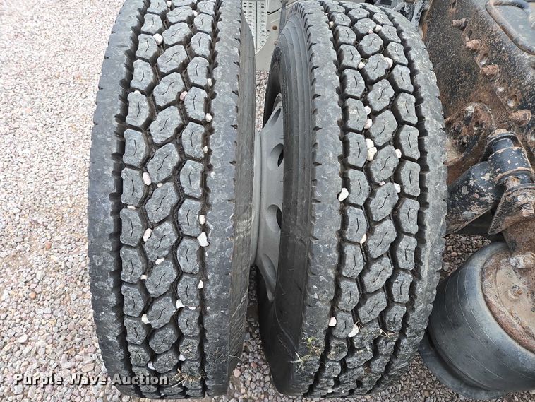 image for item DT4545 2001 Freightliner FLD112 semi truck