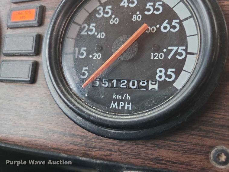 image for item DT4545 2001 Freightliner FLD112 semi truck