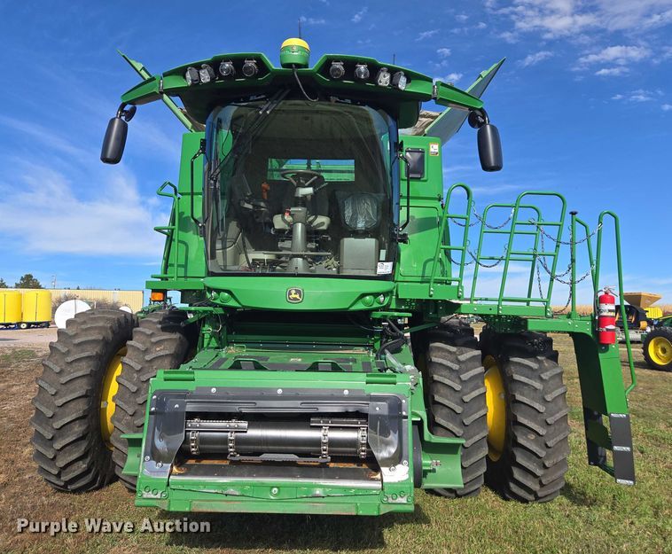 image for item DT4550 2022 John Deere S770 STS combine