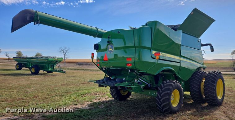image for item DT4550 2022 John Deere S770 STS combine
