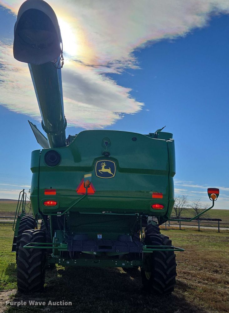 image for item DT4550 2022 John Deere S770 STS combine