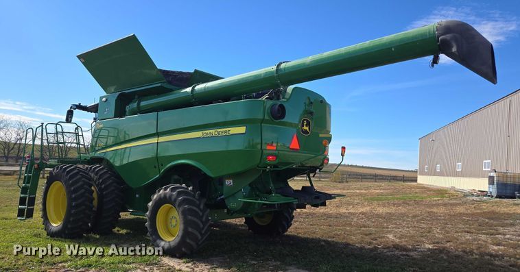 image for item DT4550 2022 John Deere S770 STS combine