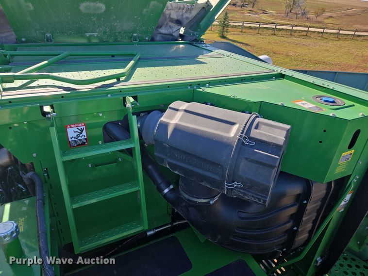 image for item DT4550 2022 John Deere S770 STS combine