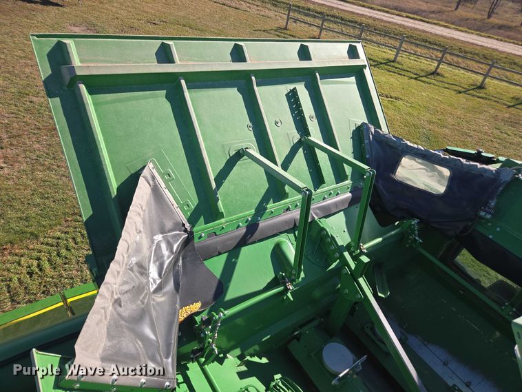 image for item DT4550 2022 John Deere S770 STS combine