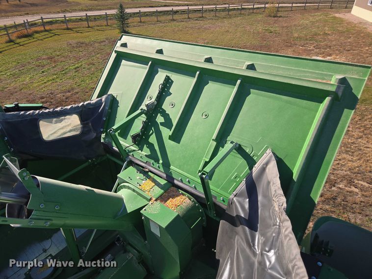 image for item DT4550 2022 John Deere S770 STS combine